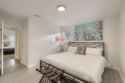Ashley’s Boutique Inn - Austin Alternative Open!!!