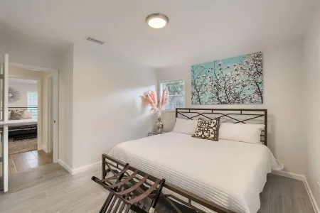 Ashley’s Boutique Inn - Austin Alternative Open!!!