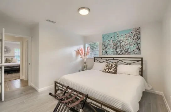 Ashley’s Boutique Inn - Austin Alternative Open!!!