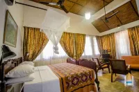 Serenity Lake Front Villa Hotels in Moratuwa