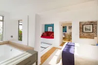 Watercolours Studios Hotel dekat Pantai Long