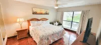 Spacious Ground Floor with Pools and Tennis Courts - Charming Family Retreat 伊莎貝爾港住宿飯店