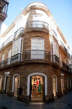 Apartamentos Gadir Centro Отели в г. Кадис