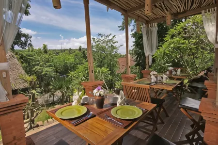 Jepun Didulu Cottages Отели рядом с достопримечательностью «Candidasa Bali Driver»