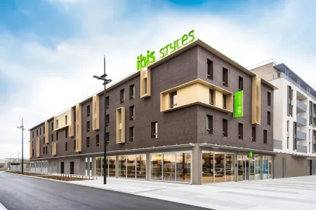 ibis Styles Guyancourt Versailles Отели в г. Шеврёз