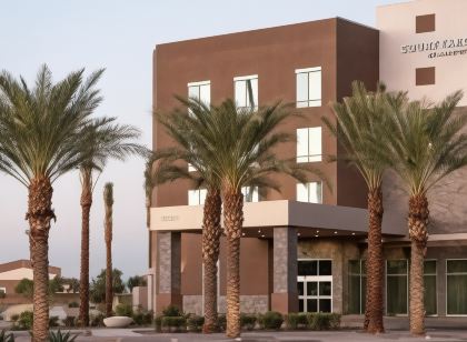 Courtyard Mesa at Wrigleyville West