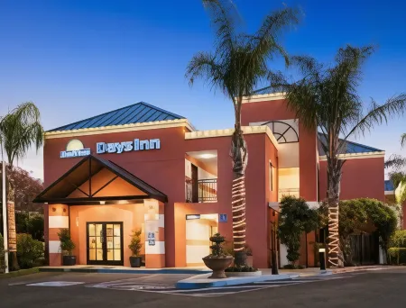 Days Inn by Wyndham Concord Отели в г. Конкорд