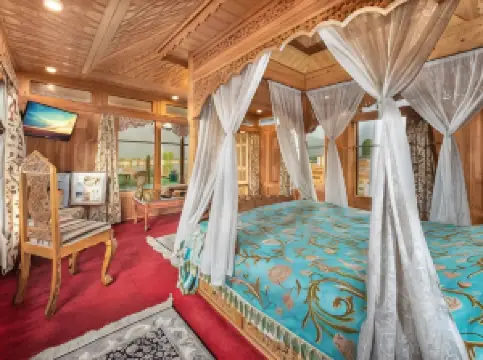 WelcomHeritage Gurkha Houseboats