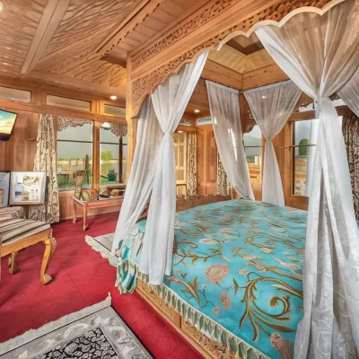 WelcomHeritage Gurkha Houseboats Hotels near Park (Soura Maternity Hospital)