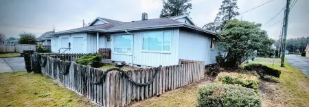 Downtown Designer Duplex close to Beach! Spa Tub, Sunroom, Game Room, EV & more!