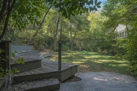 Northern Queen Inn Отели рядом с достопримечательностью «J J Jackson's»