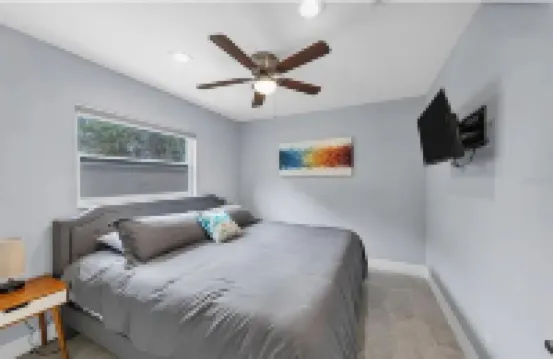 1st floor apt A. 1 mile from waterfront and downtown. Just 2 miles from beach!