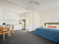 Baileys Parkside Motel by VetroBlu