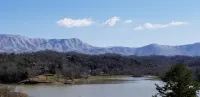 "The Wolf Den" - Lakefront suite with mountain views - 마운틴 뷰