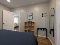 Charming 2-bedroom cottage with WiFi, AC in lovely Pella Hotels in Pella