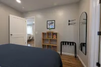 Charming 2-bedroom cottage with WiFi, AC in lovely Pella