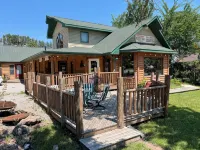 Mountain Peaks Inn, ELKHORN MOUNTAIN SUITE, Downtown Hill City - Hytter