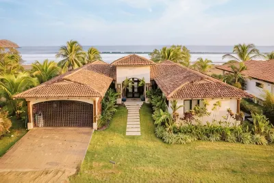 Beachfront Home + Private Pool, Playa Venao, Sleeps 10+ Hotels in 