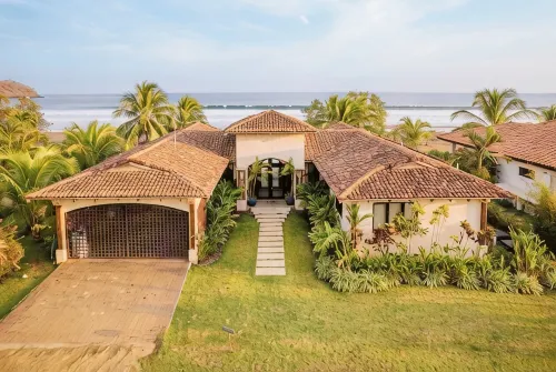 Beachfront Home + Private Pool, Playa Venao, Sleeps 10+