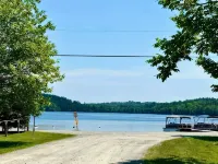 Lake Mushamush Cottage! Hotels in Lunenburg