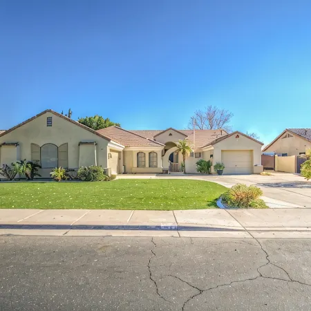 Location! Location! Location! Spacious 4 bedroom with Pool, WiFi, and AC in Mesa