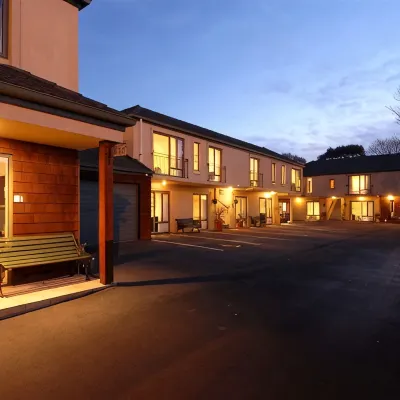 Courtesy Court Motel Hotels near Bealey Avenue