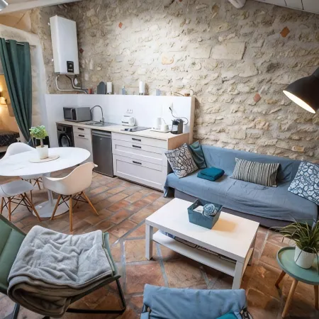 Bright, quiet Mazet in historic center