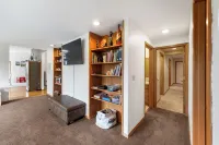 Big beautiful house with lots of room and amazing mountain and ocean views!!! - Hot Tub