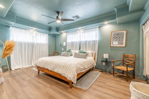 Stylish 2-Bedroom walking distance to Downtown
