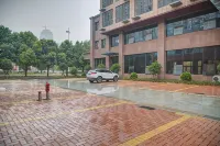 Starway Hotel (Zhengzhou West Railway Station, Wuyue Plaza) - parking