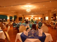 Amwaj Oyoun Resort & Casino Hotels near La Strada Mall
