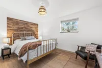 Luxury 3 Bedroom Cottage with Garden, Private Courtyard, in the heart of Killin. - 4-Star