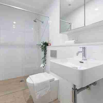 Bright & Airy 2BR Steps to Station & Westfield Rooms
