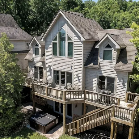 Lake Views! HOT TUB! Walk to Lake Rentals, Coffee & Eats. Minutes to Everything!