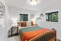 Luxury A-Frame w/ New Hot Tub! 15 Mins to Stevens Pass - Misty Mt. Haus - Tiny houses