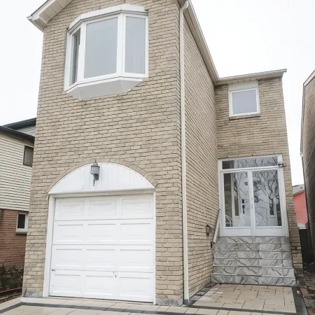 Spacious 4 bedroom Home (15 mins from YYZ airport) Отели рядом с достопримечательностью «Шеридан»