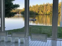 Stunning lakefront home with a boathouse, private dock, firepit and lake views - 4つ星