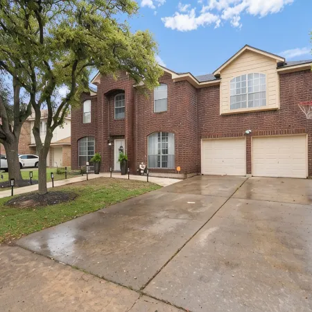 Spacious 4-bedroom house in charming Round Rock with WiFi, AC
