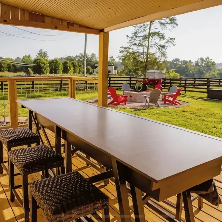 5 bedroom farmhouse close to town and the lake