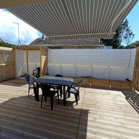 Seaside accommodation, 300 m walk from the beach with private parking