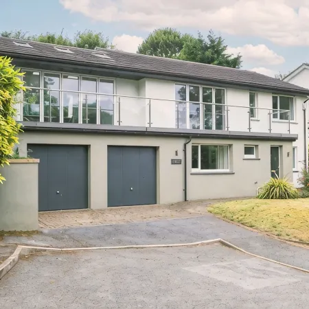 Stylish 4 bed house walking distance to beaches