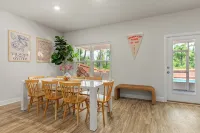 The Emerald Cove - Heated Saltwater Pool, Hot Tub, Sauna, Game Room - Sleeps 13 - Wifi
