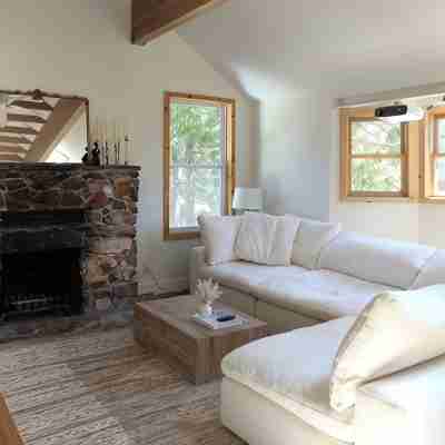 Memory-Making Alpine Retreat: 4BR, Walk to Lake Others