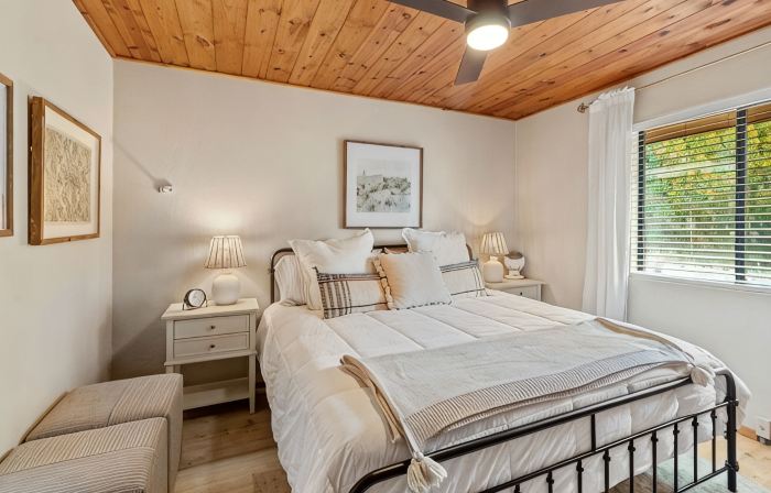 Comfy, Cozy Cabin in the Mountains with a large front porch. Pet-Friendly!