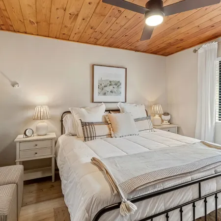 Comfy, Cozy Cabin in the Mountains with a large front porch. Pet-Friendly!