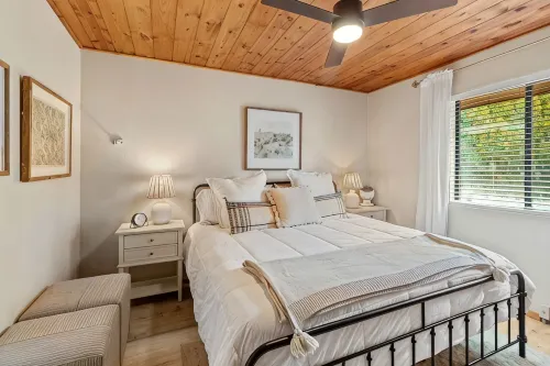 Comfy, Cozy Cabin in the Mountains with a large front porch. Pet-Friendly!