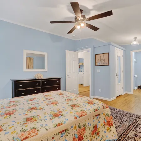 Captain's Cottage- Walking distance to beach, 10 Mins to DE Turf Hotels in Bowers