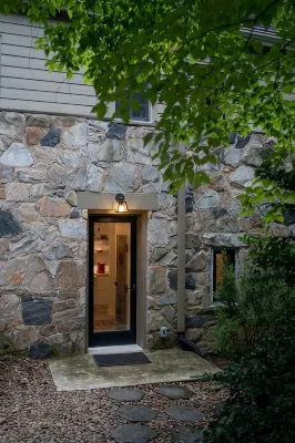 The Forest Door-The LAP of LUXURY in the HEART of Tryon-NEW apt above Harmon Fie - 4-Star