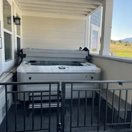 Private Hot Tub and P-Ball/B-Ball Court! Ideal Beach Access, and Golf Nearby!