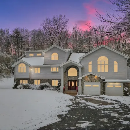 5 BR Luxury Escape with Hot Tub, Home Theater, Arcade, Min from Lake & Slopes